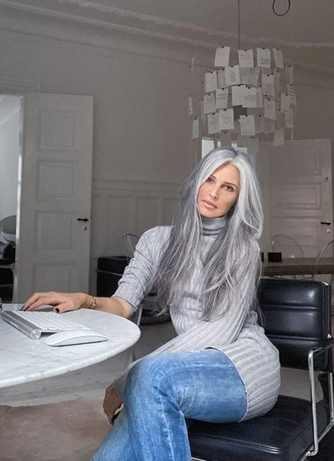 Grey Hair Transformation, Gorgeous Gray Hair, Grey Hair Inspiration, Beautiful Gray Hair, Natural Gray Hair, Growing Out Short Hair Styles, Best Hairstyle, Blending Gray Hair, Gray Hair Highlights