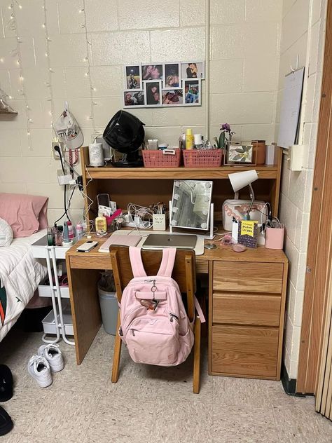 College Room Setup, Pink College Dorm Aesthetic, College Dorm Closet Organization, Pink Dorm Bedding, Dorm Underbed Storage, Dorm Room Desk Ideas, Dorm Room Ideas Organization, Dorm Room Pink, Room Ideas Organization