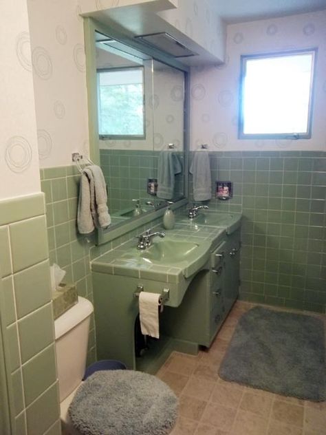 I like the tile coming up to the window throughout the bathroom. Daltile Bathroom, Retro Green Bathroom, Olive Green Bathrooms, Vintage Green Bathroom, Bathroom Retro, Vintage Bathroom Tile, Green Tile Bathroom, Green Kitchen Decor, Brown Tile