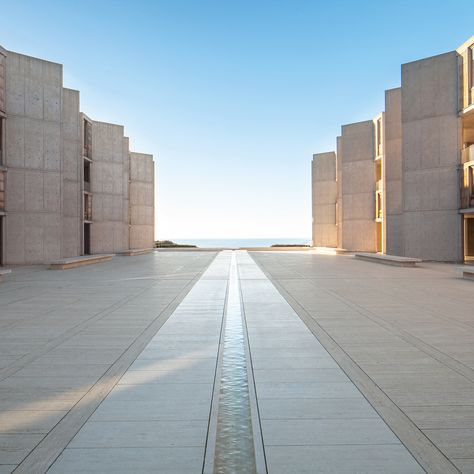 Louis Kahn - Instituto Salk de Estudios Biológicos, San Diego, California (1965) Luis Kahn, Imaginative Architecture, Louis Khan, Salk Institute, Circular Buildings, Water Temple, Louis Kahn, Archi Design, Party Place