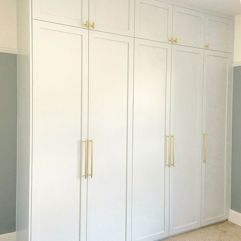 White Hallway, Gold Cabinet Pulls, Bedroom Closet Doors, Hallway Walls, Hallway Cabinet, Hexagonal Design, Kitchen Cupboard Doors, Brass Cabinet Handles, Bedroom Armoire