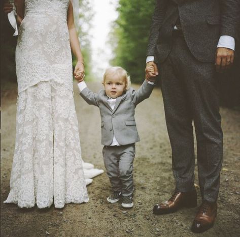 Woodland family cottage wedding: http://www.stylemepretty.com/canada-weddings/ontario/2014/06/12/woodland-family-cottage-wedding/ | Photography: http://www.rebeccawood.ca/