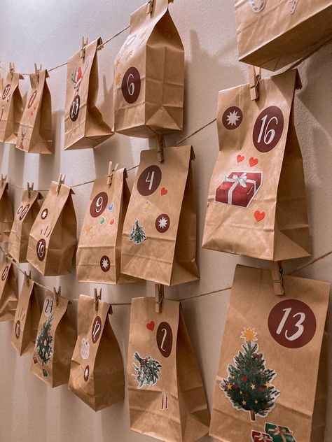 Advent Calendar Aesthetic, Homemade Advent Calendar, Handmade Advent Calendar, Christmas Candy Crafts, Homemade Advent Calendars, Christmas Advent Calendar Diy, Advent Calenders, Easy Christmas Decorations, Candy Crafts