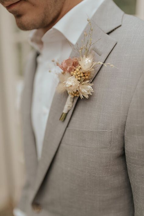 Neutral Wedding Boutonniere, Groom Corsage Wedding, Wedding Coursage, Wedding Ring Pillow Diy, Boho Boutonniere, Bohemian Wedding Ceremony, Groom Buttonhole, Groom Buttonholes, Diy Corsage