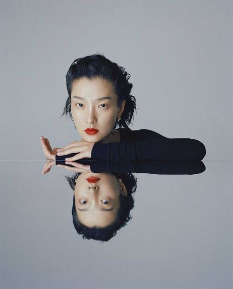 Double Mirror Photography, Mirror Portrait Photography Creative, Leslie Zhang, Mirror Photography, Photographie Portrait Inspiration, Creative Portrait Photography, Photoshoot Idea, Instagram Blogger, Magazine Editorial