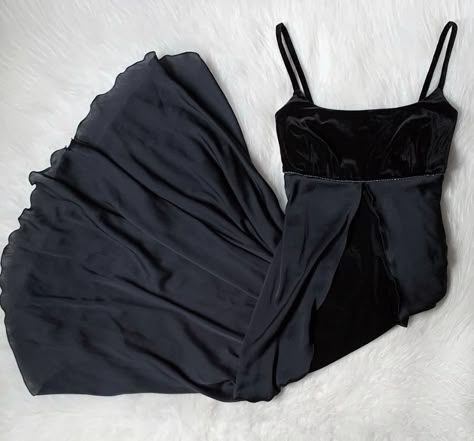 90s Black Dress Aesthetic, 90s Dresses Aesthetic, Empire Waist Dress Prom, Romantic Goth Outfit Ideas, Empire Waist Dress Formal, 90s Dress Aesthetic, Prom Queen Dress, Vintage Prom Dresses 90s, Black Dress 90s