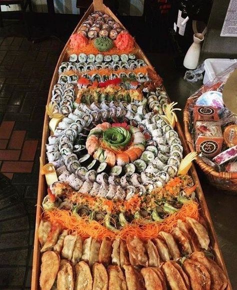 Sushi Catering, Sushi Boat, Japanese Food Sushi, Sushi Love, Make Sushi, Sushi Party, Decorações Com Comidas, Sushi Art, Banana Boat