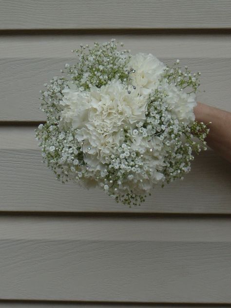 Baby's breath and white carnations White Carnations Wedding, White Carnation Bouquet, Carnation Bridal Bouquet, Carnation Centerpieces, White Spray Rose, Flower Centrepieces, Carnation Wedding, White Carnations, Carnation Bouquet