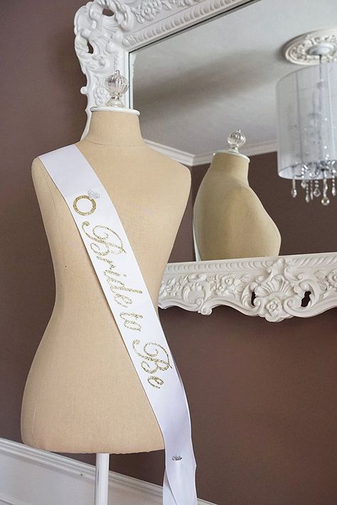 Christian Bridal Shower Ideas, Gold Bachelorette Party Decorations, Bride To Be Bachelorette, Gold Bachelorette Party, Bachelorette Sash, Awesome Bachelorette Party, Bride To Be Sash, Gold Bridal Showers, Glitter Decor