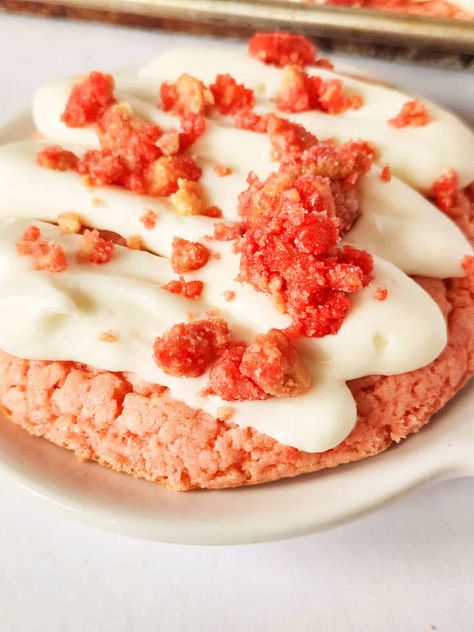 These delicious strawberry crunch cookies are delightfully easy to make and perfect for indulging in. Each of these big strawberry sugar cookies are topped with cream cheese buttercream and a strawberry cookie crunch crumble. Why You Will Love This Recipe If you're looking for a sweet and crunchy cookie that will impress your guests, strawberry crunch cookies are the perfect choice! Strawberry Cheesecake Crunch Cookies, Crumble Strawberry Cookie, Crumbl Strawberry Cheesecake Cookie, Strawberry Crunch Cookies Recipe, Strawberry Crumble Cookies, Strawberry Crunch Cheesecake Bars, Strawberry Cookie Crumble, Pink Sugar Cookie Recipe, Strawberry Crunch Cookies