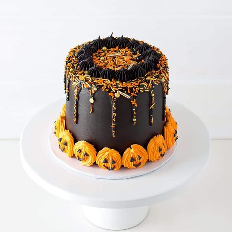 Brittany May op Instagram: "Here’s a little pumpkin cake that’s basically a copy of my Christmas tree cake from last year! As soon as I saw the @fancysprinkles blend…" Scary Halloween Cakes, Halloween Cake Recipes, Pumpkin Buttercream, Pasteles Halloween, Spooky Cake, Cake Halloween, Postres Halloween, Halloween Themed Food, Halloween Cake Decorating