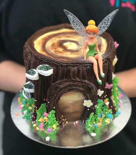 Fairy Theme Cake Design, Tinkerbell Cake Ideas, Fairy Themed Cake, Fairy Garden Birthday Cake, Tinkerbell Birthday Cakes, Garden Birthday Cake, Tinkerbell Party Theme, Fairy Birthday Cake, Tinkerbell Cake