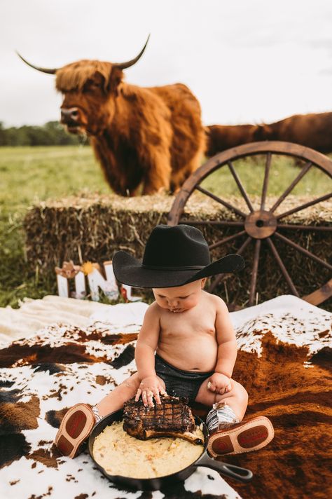 First Birthday Pictures, Boy First Birthday, Birthday Pictures, Family Photoshoot, Senior Pictures, First Year, Bentley, Boy Birthday, Photo Sessions