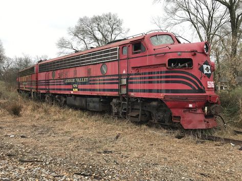 Road Pics, Abandoned Trains, Vintage Railroad, Beautiful Ruins, Abandoned Train, Railroad Pictures, American Graffiti, Rail Transport, Places In America