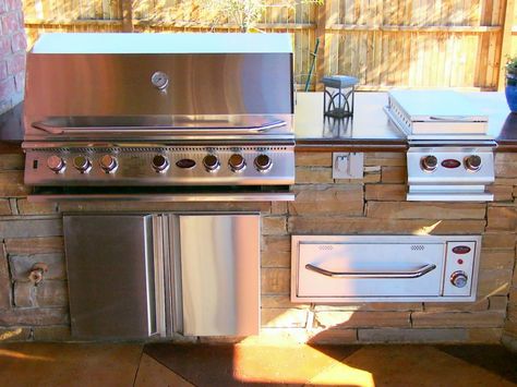 This grill station features storage space as well a broiler and cooktop for convenient outdoor entertaining. Small Outdoor Kitchens, Outdoor Grill Station, Outdoor Kitchen Countertops, Outdoor Kitchen Cabinets, Outdoor Kitchen Bars, Grill Station, Outdoor Kitchen Appliances, Basic Kitchen, Kitchen On A Budget