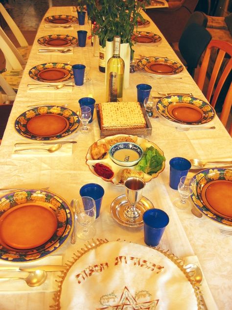 Pesach - Passover - Jewish Festival Passover Table Decorations, Passover Menu, Passover Table Setting, Passover Seder Table, Seder Meal, Pesach Seder, Seder Table, Passover Table, Passover Decorations