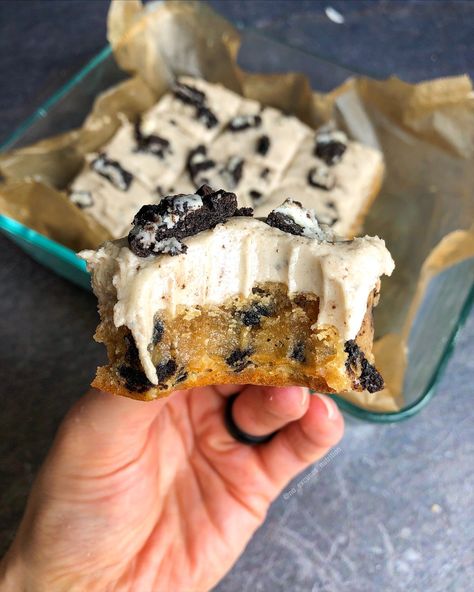 COOKIES & CREAM COLLAGEN PROTEIN BLONDIES - Nutritionist Mom Protein Blondies, Healthy Protein Desserts, Protein Sweets, Dairy Free Buttercream, Gluten Free Brands, Protein Baking, High Protein Desserts, Protein Brownies, Protein Treats