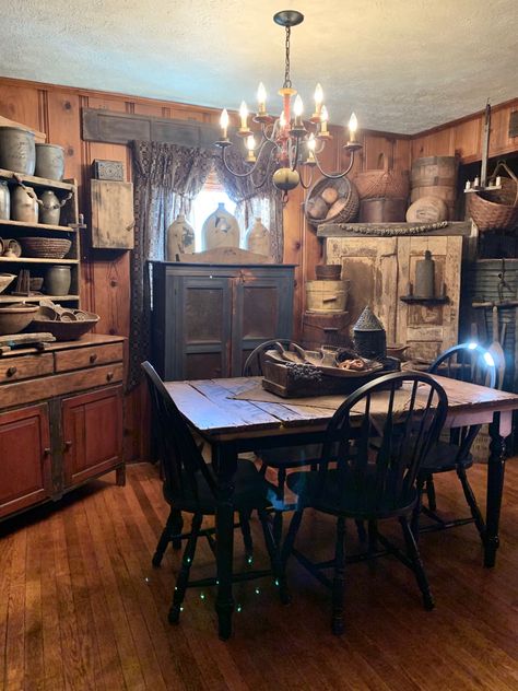 Primitive Aesthetic, Prim Kitchen, Primitive Home Decorating, Primitive Interiors, Hutch Ideas, Primitive Dining Room, Colonial Decorating, Rustic Kitchens, Primitive Dining Rooms