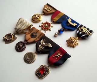 A tutorial on making ribbon medals.  These might be a fun way to display a enameled emblem or pendant :) Diy Steampunk, Steampunk Crafts, Diy Cosplay, Steampunk Ideas, Fabric Brooch, Steampunk Diy, Steampunk Accessories, Cosplay Tutorial, Steampunk Victorian