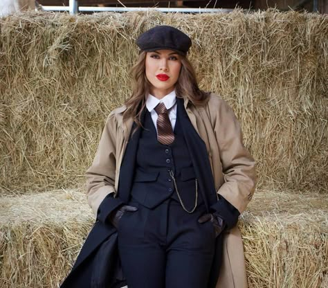 Peaky Blinders Makeup Women, Peaky Blinder Female Outfit, Peaky Blinder Inspired Outfit Women, 20s Suit Women, Women Peaky Blinders, Picky Blinders Woman Outfit, 1920s Detective Outfit, Peaky Blinders Female Outfit, Peaky Blinders Dress Women