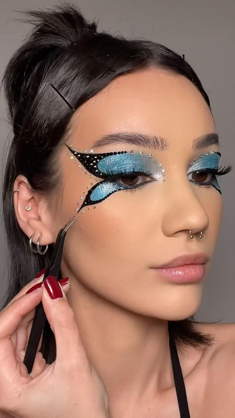 Blue Eyeshadow Makeup, Eyeshadow Designs, Butterfly Makeup, Silver Eyeshadow, Eye Makeup Designs, Black Makeup, Creative Eye Makeup, Gothic Makeup, Eyeliner Looks