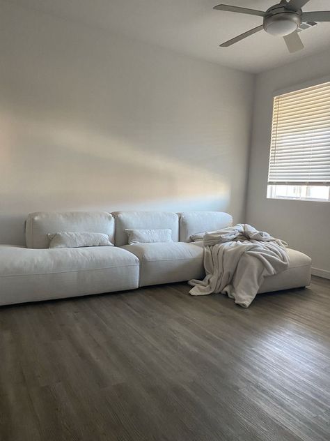 Big Minimalist Living Room, Comfy White Couch, Big White Couch, Oversized Chair Living Room, White Couch, White Couches, Aesthetic Rooms, Décor Boho, My Living Room