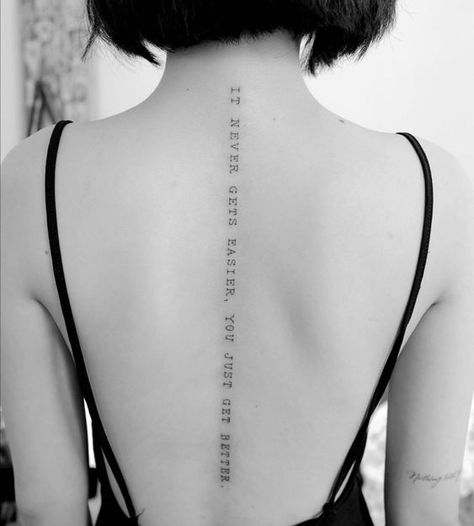 Tattoos For Women Grunge, Spine Tattoos For Girls, Scapula Tattoo, Places For A Tattoo, Tattoo Down Spine, Girl Spine Tattoos, Back Tattoos Spine, Spinal Tattoo, Women Grunge