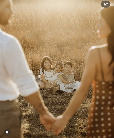 Easy Family Picture Ideas, Fall Family Photo Poses Outdoor, Fall Family Of 4 Photos Outdoor, Fam Photoshoot Ideas, Fall Family Outdoor Photoshoot, Family Photoshoot In Garden, Fall Family Of 6 Photoshoot, Cute Family Pictures With Baby, Family Photos Inspiration