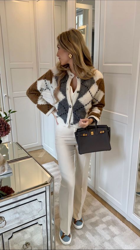 Chic Classy Winter Outfits, Winter Outfits White Pants, Classy Outfits For Women Winter, Classy Sweater Outfits, Winter White Pants Outfit, Winter Classy Outfits, White Outfit Winter, Rich Women Outfits, Total White Outfit