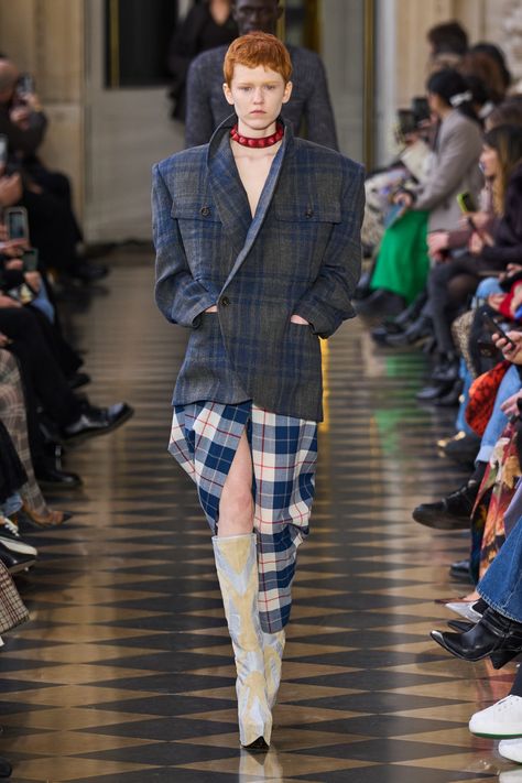 Vivienne Westwood Designs, Runway Fashion Looks, Vivienne Westwood Fashion, Andreas Kronthaler, Punk Street Style, Fall 2023 Ready To Wear, 2023 Ready To Wear Collection, 2023 Ready To Wear, Plaid Fashion