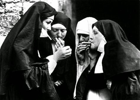 Nuns Nuns Nuns! Here Are 25 Vintage Pictures of Nuns Having Fun From the 1950s and 1960s ~ vintage everyday Vintage Foto's, Funny P, Charles Bukowski, Foto Art, Cool Ideas, Bad Habits, Vintage Pictures, Vintage Photographs, Vintage Photography