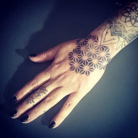 Asanoha,mandala ❤️my hand Hand Mandala, Asanoha Pattern, Mandala Hand Tattoos, Hand Tattoo, Pattern Tattoo, Hand Art, Sacred Geometry, Blackwork, Left Hand