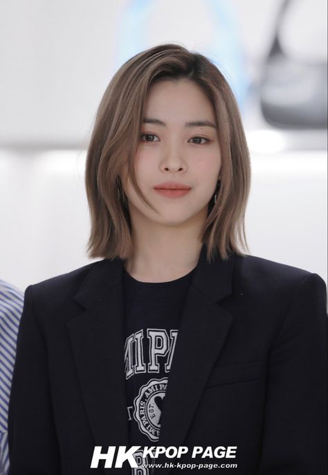 Korean Short Hair, Hair Style Korea, Itzy Ryujin, Charles Keith, Fashion Inspiration Design, Balayage Hair, Bob Hairstyles, Korean Girl, Hair Tutorial