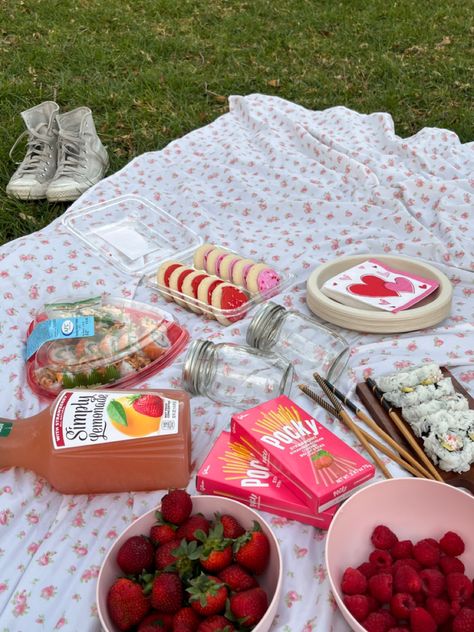 Aesthetic Picnic Date, Valentines Picnic, Graduation Picnic, Valentine Board, Picnic Date Food, Valentines Aesthetic, Girly Party Ideas, Picnic Inspo, Simply Lemonade