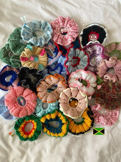 Summer crochet scrunchies ☀️ Crochet Accessories Cute, Summer Things To Crochet, Cute Crochet Hair Accessories, Crochet Hair Clips Ideas, Cool Hair Accessories, Summer Crochet Accessories, Crochet Crunchy, Crochet Ideas Summer, Things To Crochet For Summer