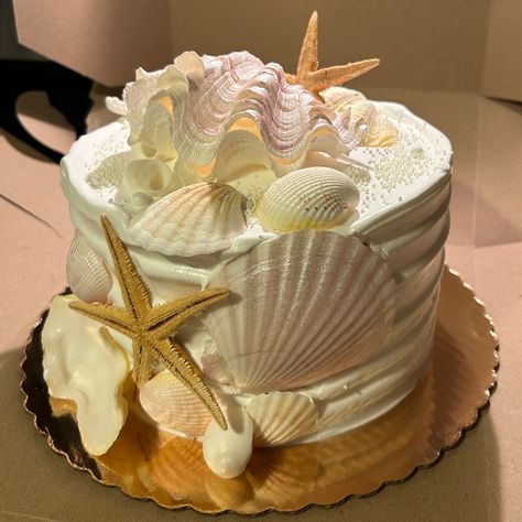 Beach Birthday Party Cake, Summer Bday Cake, Seashell Birthday Cake, Summer Birthday Cakes, White Cake Ideas, Beachy Cake, Coastal Cake, Ocean Themed Cake, Shell Cake