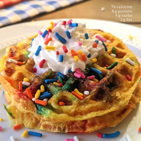 Low carb breakfast idea: The sweet, low carb cake batter chaffle! Take out the sprinkles and this breakfast chaffle would almost be no carb! Breakfast Chaffle, Health Beet, Anti Candida Diet, Keto Chaffles, Gluten Free Protein, Low Carb Cake, Breakfast Idea, Bariatric Recipes, No Calorie Foods