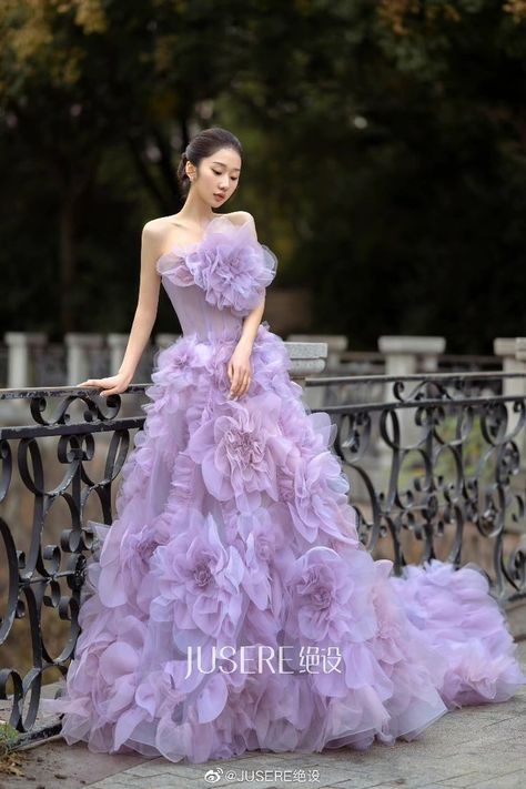 Purple Gown Elegant, Purple Pictures, Organza Styles, Latest Bridal Lehenga Designs, Bridal Lehenga Designs, Green Wedding Dresses, Dreamy Gowns, Cute Dresses For Party, High Fashion Dresses