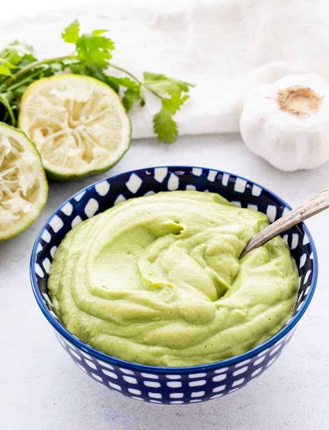 Avocado Crema Recipe, Chili Vegan, Crema Recipe, Avocado Creme, Creamy Salad Dressing, Avocado Crema, Creamy Mushroom Sauce, Honey Mustard Sauce, Veggie Dip