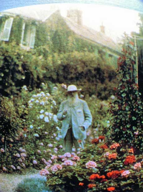 Claûde Monét (1840-1926), in the front garden of his house at Gívérny, just outside Paris. Giverny Monet, Monet Garden Giverny, Artist Monet, Monet Garden, Michael Angelo, Claude Monet Art, William Adolphe Bouguereau, Plein Air Landscape, Monet Art