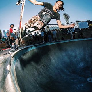 Thruster from practice-Changing my approach to skating Poods pool made this week awesome. Its easy to get caught up in contest monotony & not have fun. Stoked to skate a bowl & vert contest this weekend.📸: @daveswift01 Roller Skating Aesthetic, Lizzie Armanto, Jumping Pictures, Skater Chick, Skate Photography, Girls Roller Skates, Skate Photos, Quad Roller Skates, Skating Aesthetic