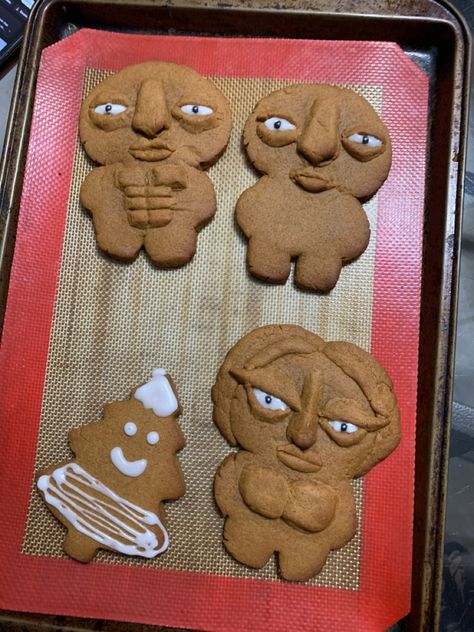 Gross Thanksgiving Food, Cursed Gingerbread Man, Funny Gingerbread Cookies, Funny Gingerbread Men, Ugly Cookies, Funny Christmas Cookies, Ginger Bread Men, Ugly Cakes, Gingerbread People