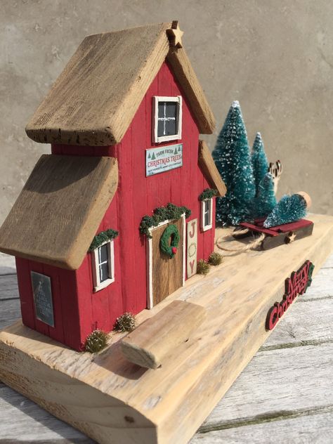 Christmas Driftwood Houses, Diy Sleigh Decoration, Barn Christmas Decorations, Cardboard House Christmas, Christmas Wooden Houses, Wooden Decor Ideas, Wooden Christmas Houses, Wooden Christmas Gifts, Driftwood Bench