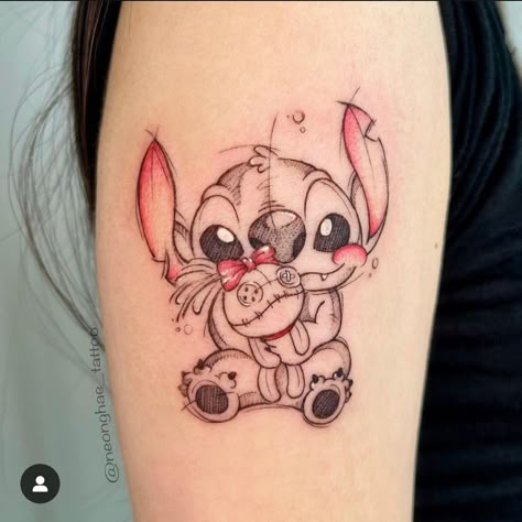 Stitch Disney Tattoo, Disney Tattoos Unique, Stitch Tattoo Ideas, Disney Stitch Tattoo, Lilo And Stitch Tattoo, Stitch Tattoo, Art Passion, Cartoon Character Tattoos, Tattoo Quotes For Women