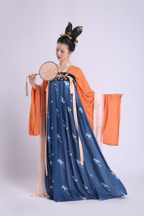 Traditional Chinese hanfu in Tang dynasty style Tang Dynasty Fashion, Geisha Fashion, Tang Dynasty Clothing, Moda China, Traditional Chinese Hanfu, Ancient Chinese Clothing, China Clothes, Chinese Dresses, Chinese Traditional Clothing