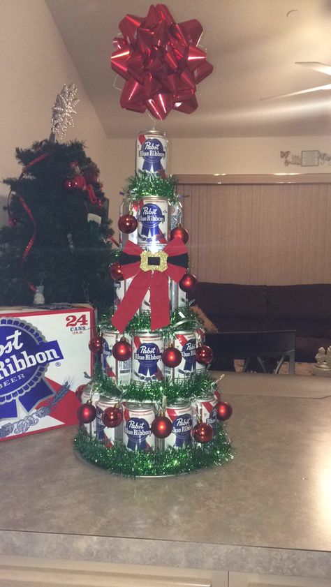 Beer Can Gift Ideas, Beer Christmas Gift Ideas, Beer Present Ideas Diy, Liquor Basket Ideas, Liquor Store Christmas Decorations, Beer Can Christmas Tree Diy, Beer Bottle Christmas Tree, Beer Tree Christmas, Christmas Beer Gifts