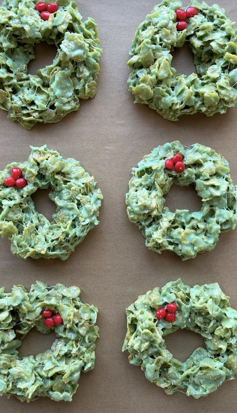 Corn Flake Wreaths Recipe- A Festive Holiday Treat - Kelsey's Food Reviews Corn Flakes Wreath Recipe, Frosted Flakes Treats, Corn Flake Wreaths, Edible Wreath, Corn Flake, Berry Breakfast, Corn Flakes, Green Food Coloring, Toasted Marshmallow