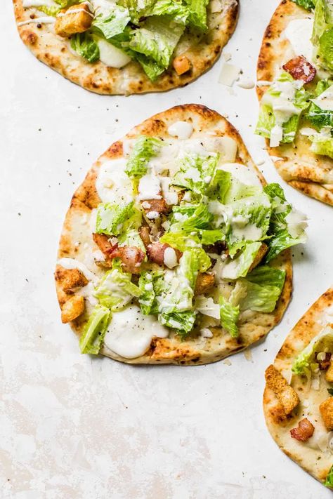 Caesar Salad Pizza Single Serve Pizza, Caesar Salad Pizza, Naan Pizza Recipes, Salad Pizza, Kale Caesar, Pizza Salad, Naan Pizza, Healthy Pizza, Pizza Pie