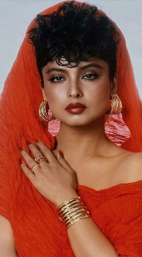 Rekha Actress, 80 Fashion, Celebrity Makeup Looks, Bollywood Pictures, Retro Bollywood, Dramatic Style, Vintage Bollywood, Indian Aesthetic, Celebrity Makeup