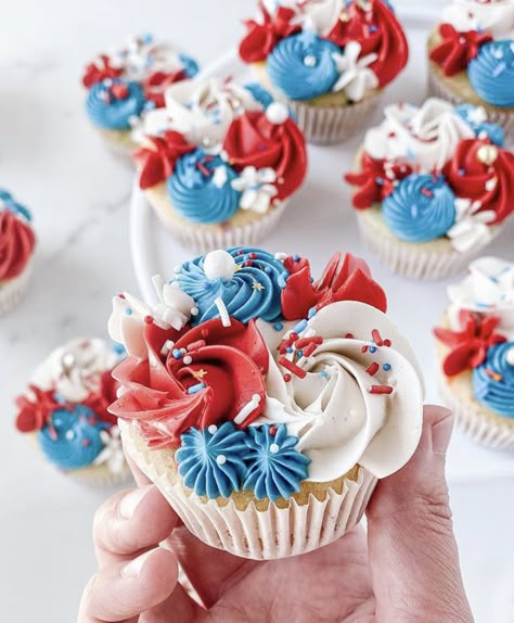 Jubilee Cupcake Ideas, 4th Of July Firework Cupcakes, Cupcakes Fourth Of July, 4th Of July Cupcake Cake, 4th July Cupcakes Ideas, Red White Blue Cupcake Ideas, Memorial Day Sheet Cake Ideas, 4 Th Of July Cake Ideas, 4 Of July Cupcakes Ideas